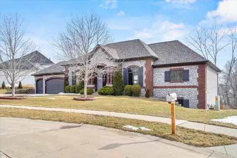 3818 Cedar Bluff Ct NE, Cedar Rapids, IA 52411 photo 2