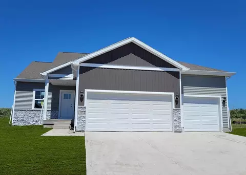 2887 Meadow Ct, Hiawatha, IA 52233