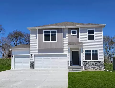 7803 Crossroads Dr SW, Cedar Rapids, IA 52404