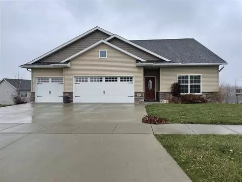 207 Ridge View Dr, West Branch, IA 52358