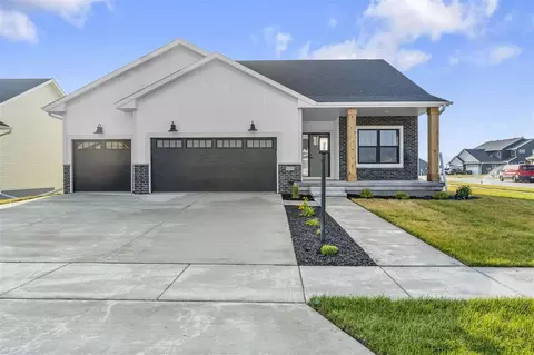 998 Thomas Cir, Tiffin, IA 52340