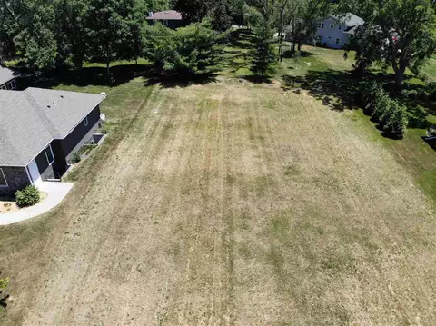 761 Sherwood Dr, Iowacity, IA 52245