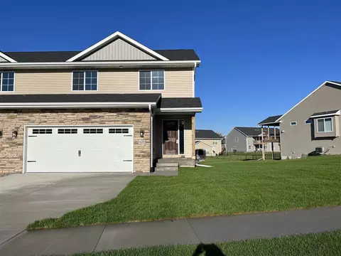 627 Creekside Dr, Tiffin, IA 52340