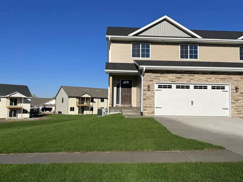 625 Creekside Dr, Tiffin, IA 52340