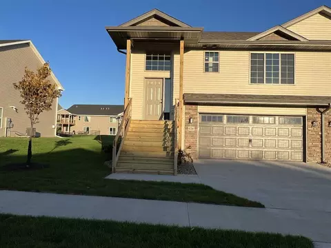 626 Hillside Dr, Tiffin, IA 52340