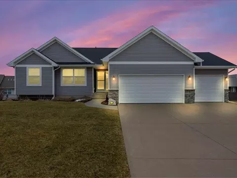 1518 SW Prairie Rose Dr, Cedar Rapids, IA 52404