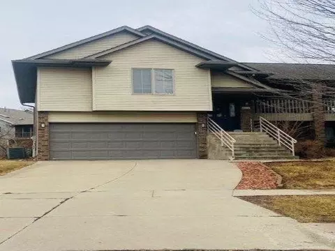 611 W Side Dr, Iowacity, IA 52240