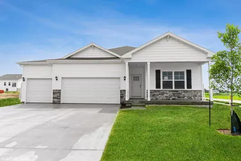 2894 Meadow Ct, Hiawatha, IA 52233