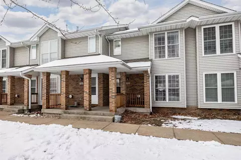 702 W Side Dr, Iowacity, IA 52246