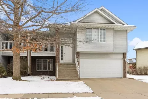 547 W Side Dr, Iowacity, IA 52246