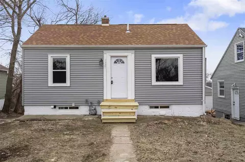 1327 K Ave NE, Cedar Rapids, IA 52402