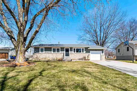 602 Green Acres Dr, Solon, IA 52333