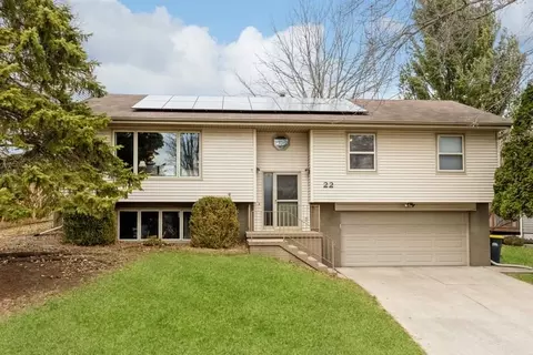 22 Wrexham Dr, Iowa City, IA 52246