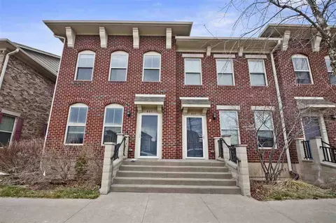 927 Walker Cir, Iowa City, IA 52245