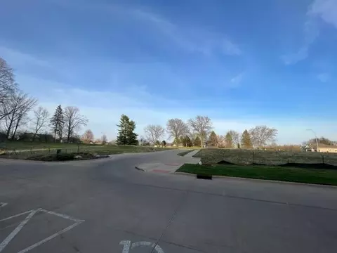 Pine Grove Ln, Iowacity, IA 52245