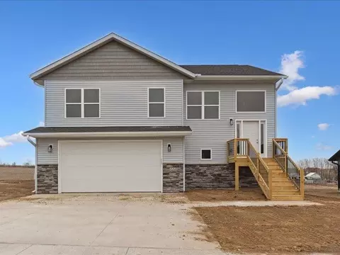 424 Galileo Dr, Riverside, IA 52327