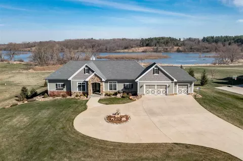4122 Deacon Ln, Solon, IA 52333