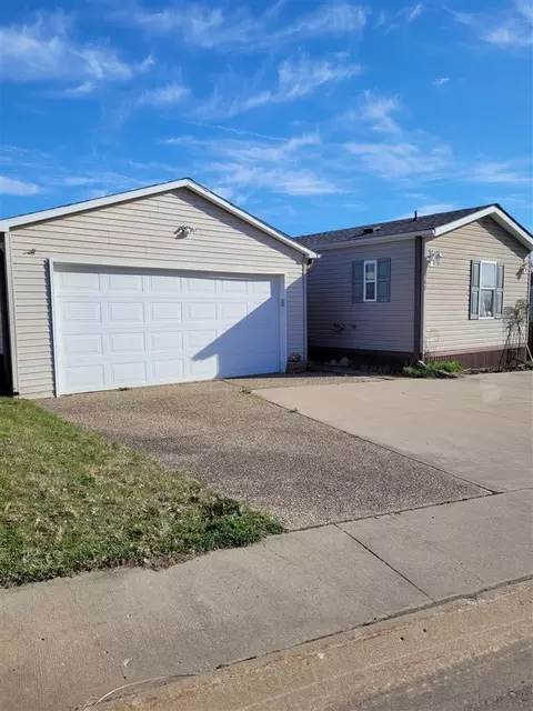 940 Spring Ridge Dr, Iowa City, IA 52246