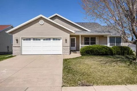 922 Tiara Dr, Cedar Rapids, IA 52402