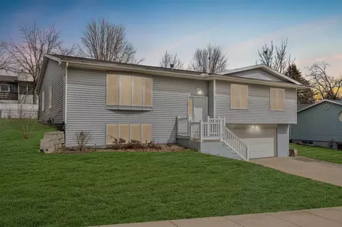 24 Denbigh Dr, Iowa City, IA 52246