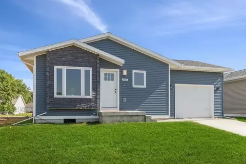 2413 Indigo Dr, Iowa City, IA 52240