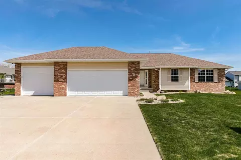 90 Amy Dr, Robins, IA 52328