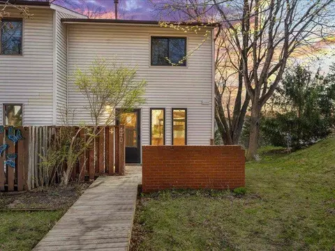 440 Samoa Dr, Iowa City, IA 52246