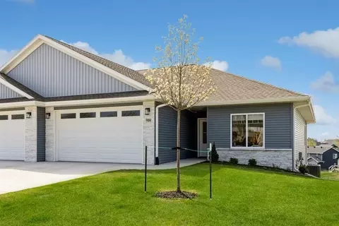 910 Prairie View Dr, West Branch, IA 52358