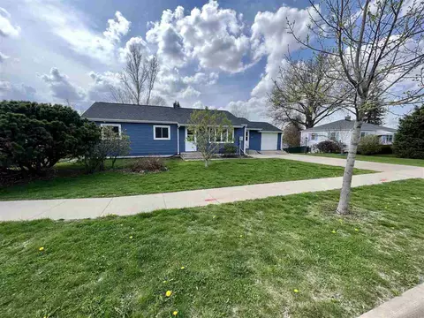 606 2nd St SW, State Center, IA 50247