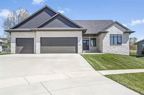 213 Ashworth Ct S, Hiawatha, IA 52233