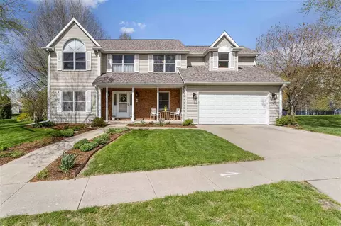 8 Hunters Gln, Iowa City, IA 52246