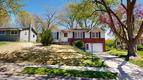 914 Wylde Green Rd, Iowa City, IA 52246