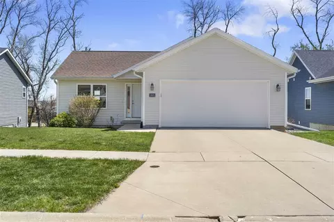 1801 SW Whispering Pines Ct, Cedar Rapids, IA 52404