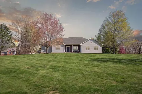 5050 Hunt Rd, Cedar Rapids, IA 52411