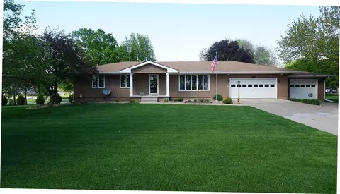 102 Carmi-pat Dr, Lone Tree, IA 52755