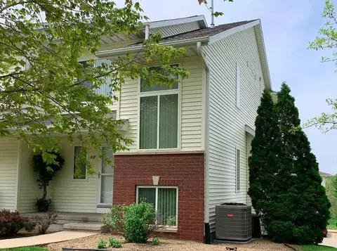 937 Scott Park Dr, Iowa City, IA 52245