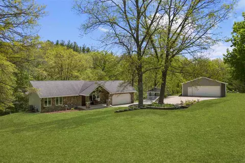 2244 Hill Dr NE, Solon, IA 52333