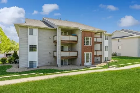 2440 Rushmore Dr, Iowa City, IA 52246