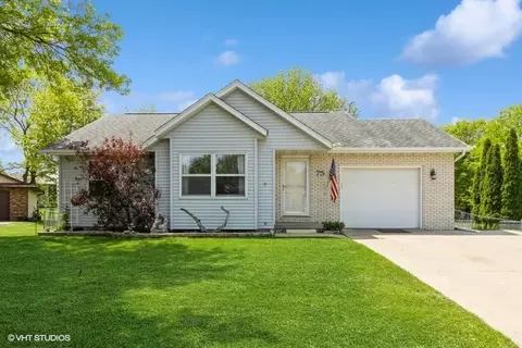 75 Bayberry Ln, North Liberty, IA 52317