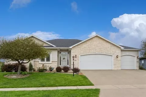 815 Fox Valley Dr, North Liberty, IA 52317