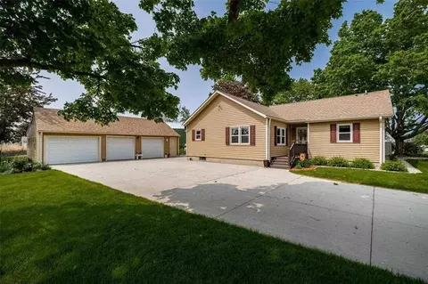 148 1st St, Alburnett, IA 52202