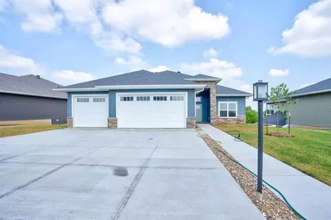 608 Rolling Hills Dr, Tiffin, IA 52340