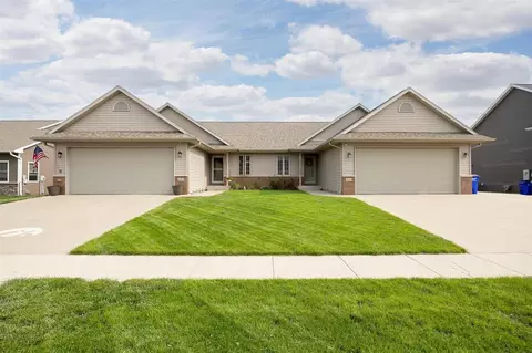 222 Sierra Park Dr, Hills, IA 52235