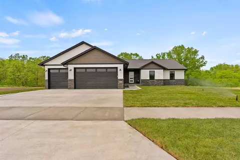 207 Westwood Cir, Kalona, IA 52247