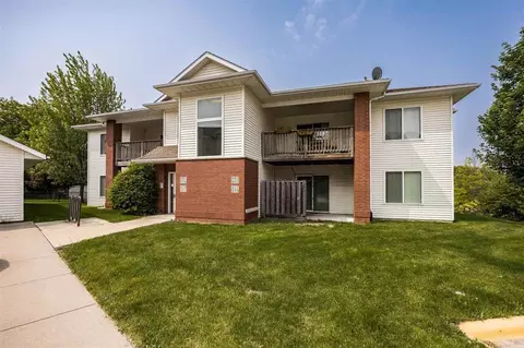 979 Scott Park Dr, Iowa City, IA 52245
