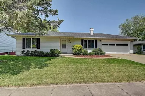 1028 Briar Dr, Iowa City, IA 52240