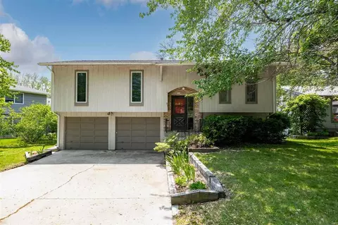 1 Warwick Cir, Iowa City, IA 52240