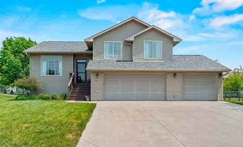 1370 Doe Run Dr, North Liberty, IA 52317