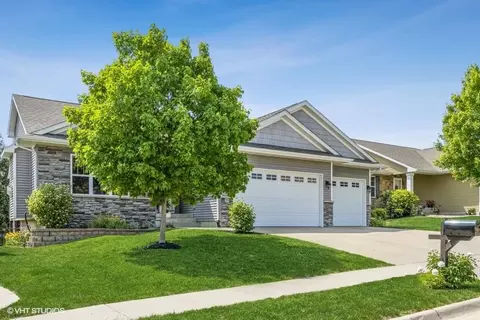 39 Whitechapel Dr, Iowa City, IA 52245