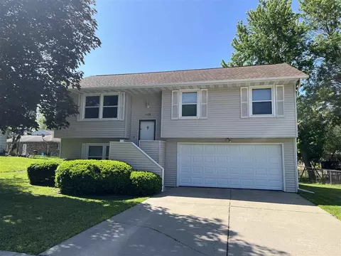 1125 Sandusky Dr, Iowa City, IA 52240